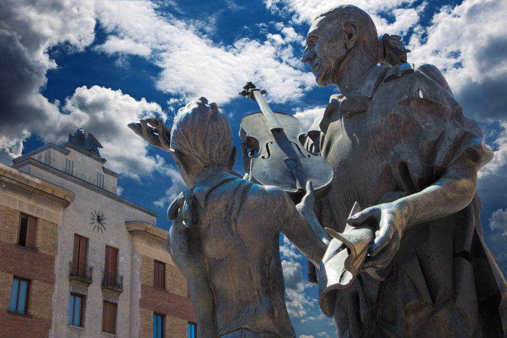 Памятник Страдивари в Кремоне © renata sedmakova / Shutterstock.com
