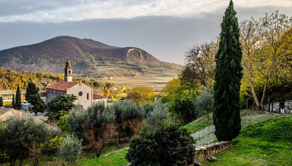 Sulle orme di Petrarca viaggio a Fontaine de Vaucluse, luogo dove conobbe Laura ArtsLife
