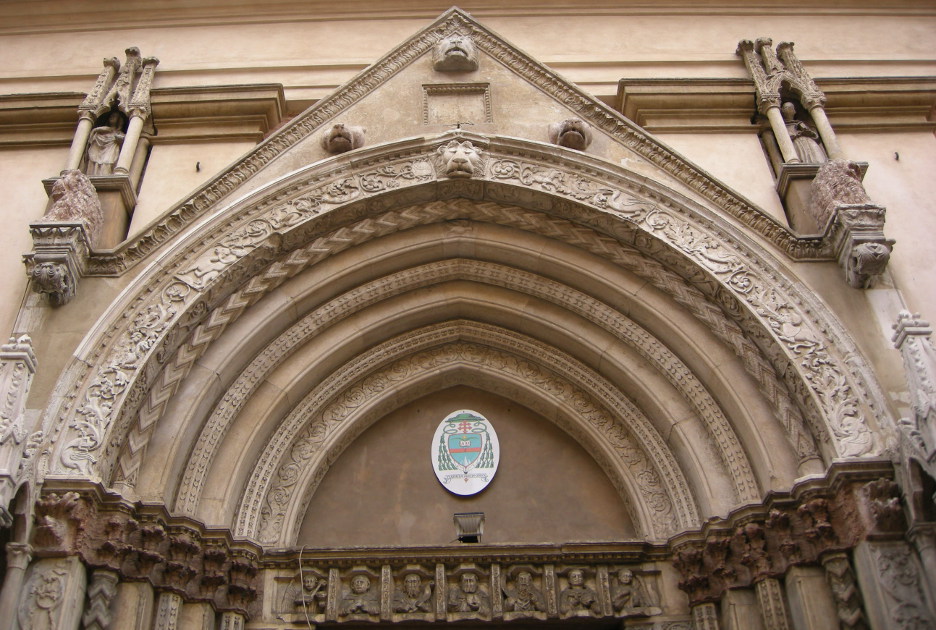 Il portale della chiesa di Sant'Agostino. Foto © sailko / Wikimedia Commons