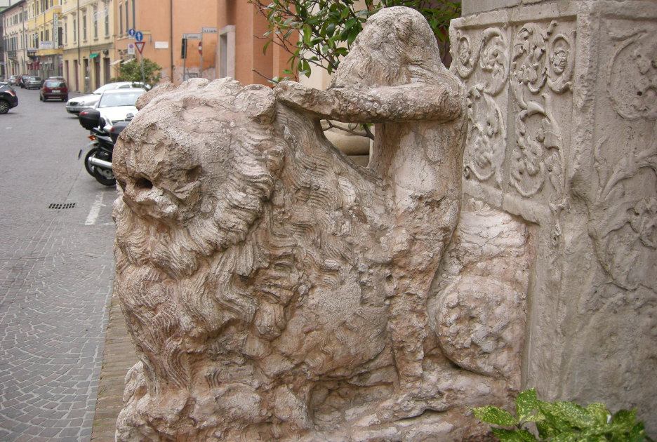 Un leone stiloforo di fronte alla facciata di Sant'Agostino. Foto © sailko / Wikimedia Commons