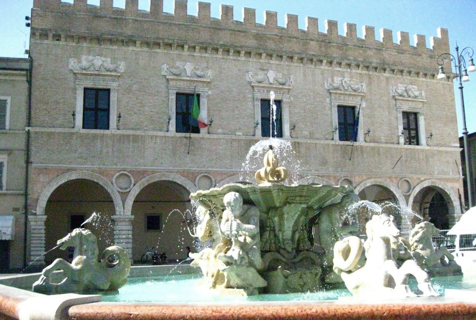 Il Palazzo Ducale con la fontana di fronte. Foto © Lino M / Flickr.com