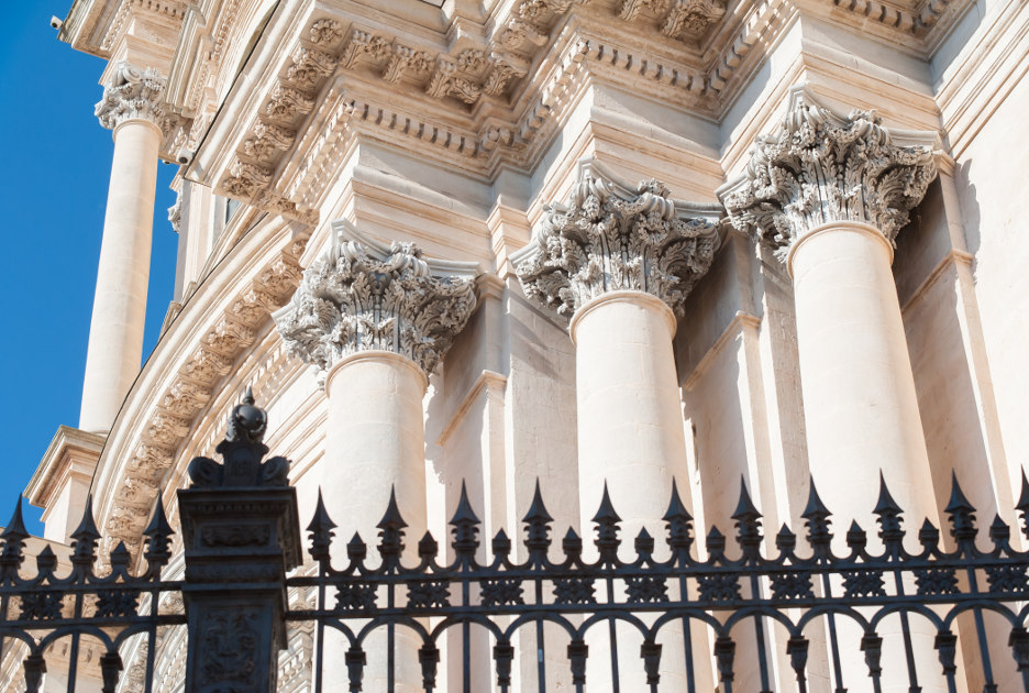 La cattedrale di San Giorgio. Le decorazioni sulla facciata. Foto / Shutterstock.com