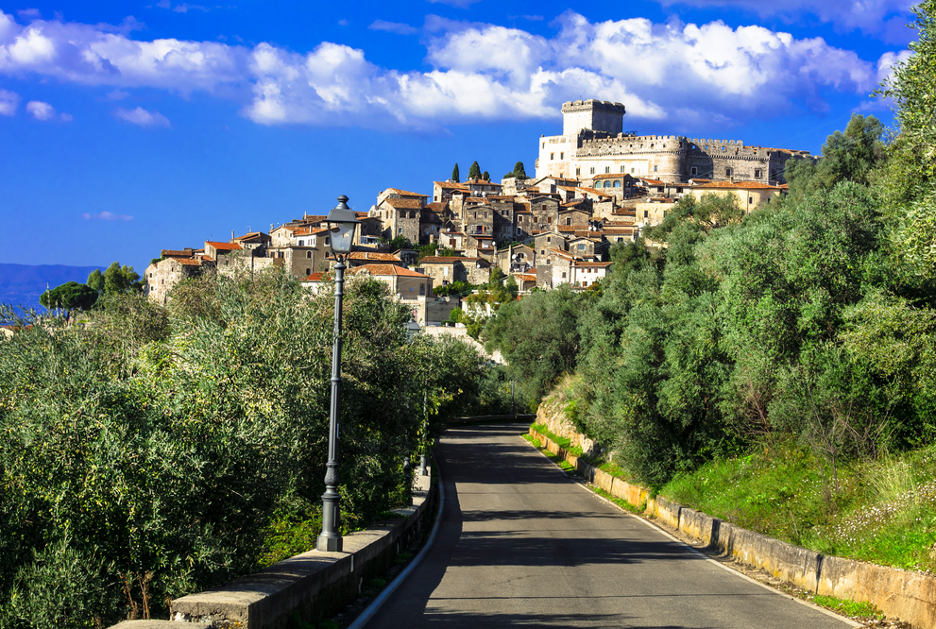 Sermoneta (Lazio) e il Castel Caetani. Foto / Shutterstock.com