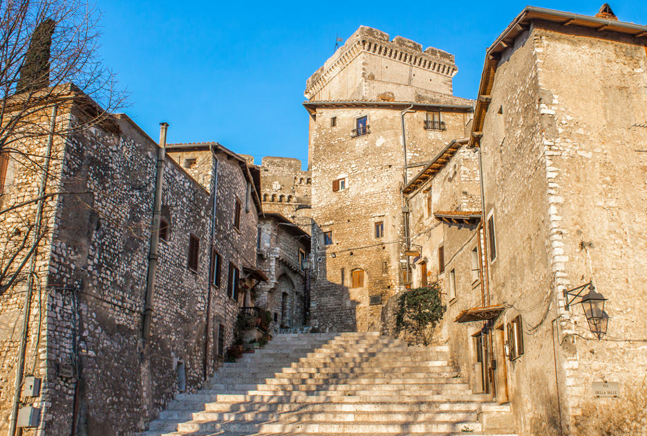 Castello Caetani a Sermoneta, Lazio. Foto / Shutterstock.com