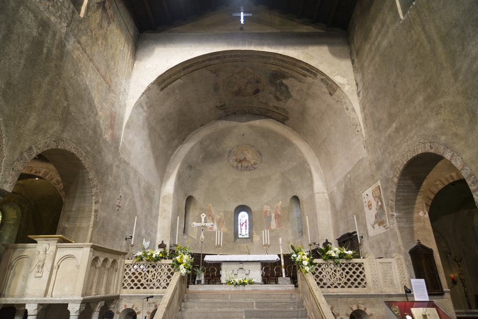 L'interno di una chiesa romanica ad Agliate. Foto © Claudio Giovanni Colombo / Shutterstock.com