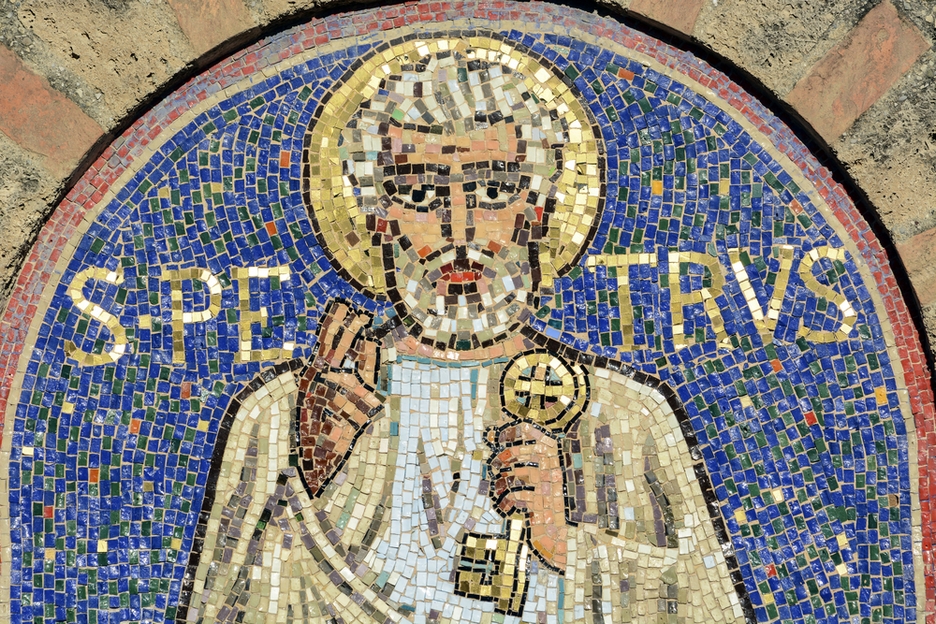 Mosaico che raffigura San Pietro in una lunetta sopra il portale di una chiesa ad Agliate. Foto / Shutterstock.com
