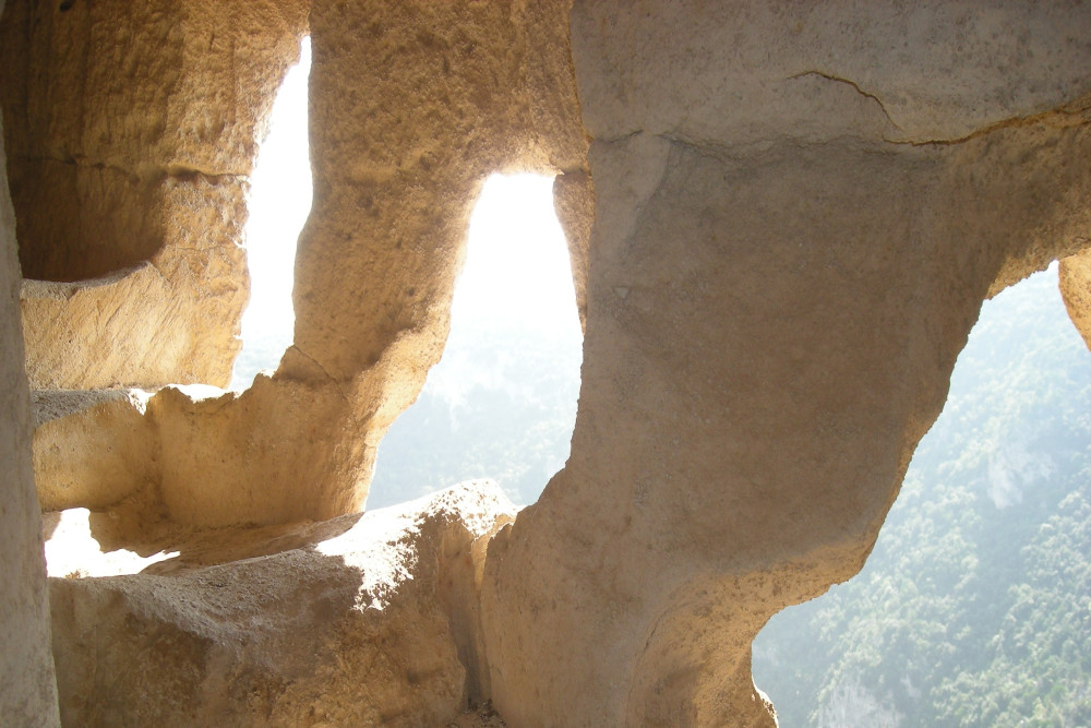 Яццо дель Офра, вид изнутри скозь арки / Фото: materatourguide.it