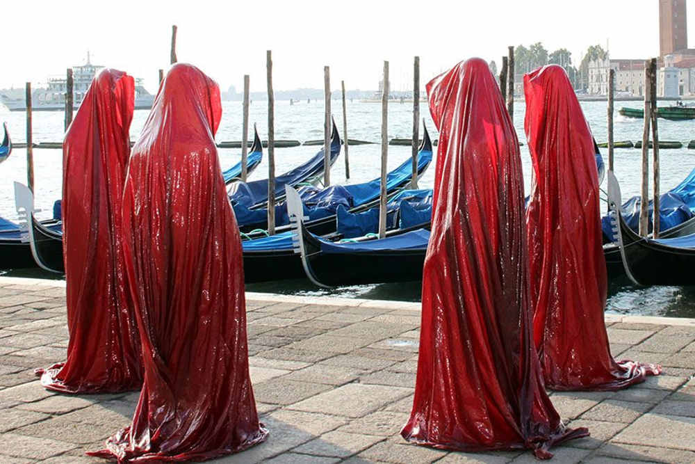 The light art project “time-guards”, Madonna and sisters / Manfred Kielnhofer