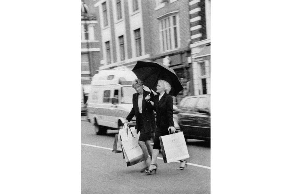 Alison Jackson, Diana and Marilyn shopping, 2000