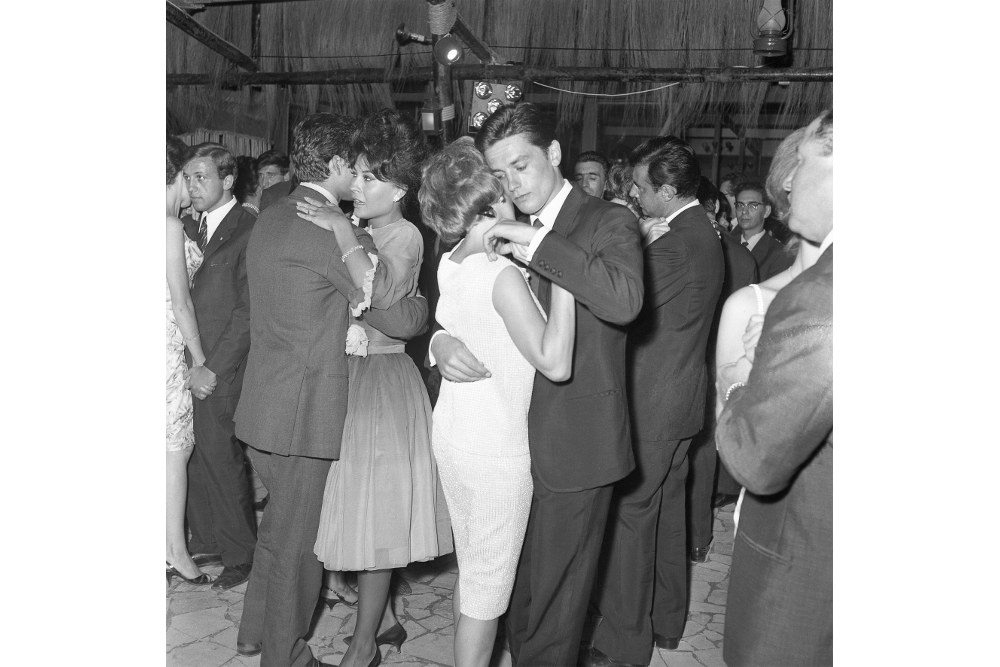 Marcello Geppetti, Alain Delon e Romy Schneider ballano durante la serata di premiazione del Ciak d'Oro al ristorante _Brigadoon_. Roma, 29 luglio 1961